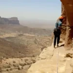 (ویدئو) دور از دسترس ترین نیایشگاه جهان؛ سفر به کلیسایی که در بالای کوه و جای عجیبی ساخته شده