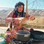 (ویدئو) غذای روستایی در ایران؛ پخت زرشک پلو با مرغ به روشی متفاوت