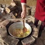 (ویدئو) غذای روستایی در آستارا گیلان؛ طرز تهیه دلمه کلم، کوفته و سالاد