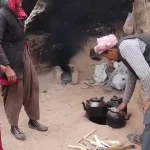 (ویدئو) غذای روستایی در افغانستان؛ پخت نان سنتی در غاری دورافتاده