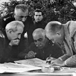 عکس؛ سفر در زمان؛ «رضاخان در حال بررسی میکروسکوپ»؛ دهه 1310