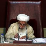 عکس؛ سفر در زمان؛ «آیت الله جنتی در حال قدم زدن در بوسنی»؛ سال 1371