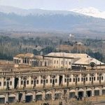 عکس؛ سفر به تاریخ؛ یک عکس «کارت‌پستالی» از «میدان توپخانه و منظرۀ شمال تهران» در دوران قاجار