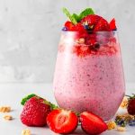 طرز تهیه میلک شیک توت فرنگی، یک نوشیدنی بهاری دلچسب و کافی شاپی
