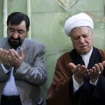عکس؛ سفر به تاریخ؛ «هاشمی رفسنجانی و محسن رضایی» در حال بررسی نقشۀ عملیات در جبهه