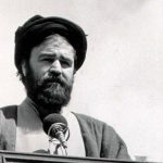عکس؛ سفر به تاریخ؛ «سید احمد خمینی» در حال انجام ورزش زورخانهای؛ دهۀ 1360 عکس؛ سفر به تاریخ؛ «سید احمد خمینی» در حال انجام ورزش زورخانهای؛ دهۀ 1360