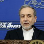 عکس؛ سفر به تاریخ؛ «عباس عراقچی» با زیرپوش و چفیه در کنار همرزمانش در جبهه