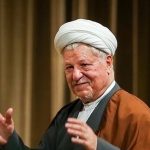 عکس؛ سفر به تاریخ؛ «هاشمی رفسنجانی» در حال چای خوردن روی عرشۀ ناو جنگی
