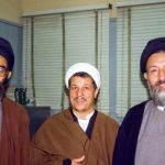 عکس؛ سفر به تاریخ؛ «شهید بهشتی، شهید باهنر و رهبر انقلاب» سر سفرۀ غذا؛ سال 1359