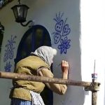 عکس؛ هنر خیابانی؛ آثار چشم‌نواز «پیرزن ۹۰ ساله» بر روی دیوارهای روستا