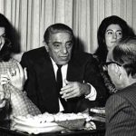 اوناسیس عریضه های تملّق آمیز عرض کرده بود؛ شاه گفت که یونانی می خواهد ما را خر کند