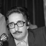 عکس؛ سفر به تاریخ؛ «بنی صدر» در صف اول نماز جمعه تهران؛ سال 1359
