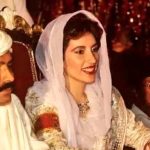 عکس؛ سفر به تاریخ؛ «بی‌نظیر بوتو، نخست وزیر اسبق پاکستان» در حال زیارت ضریح امام رضا (ع)؛ سال 1372