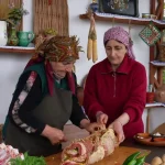 ببینید؛ غذای روستایی در آذربایجان؛ کباب رولت گوشت و دنده گاو در طبیعت