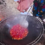 ببینید؛ غذای روستایی در افغانستان؛ پخت یک غذای محلی با مرغ و سیب زمینی در غار