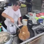 ببینید؛ غذای خیابانی در مالزی؛ پخت نودل و برنج سرخ شده در کوالالامپور
