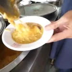 ببینید؛ غذای خیابانی در پاکستان؛ چپلی کباب محبوب در خیابان های شهر مردان