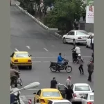ببینید؛ لحظه دستگیری دزد موتور سوار توسط مردم پشت چراغ قرمز!