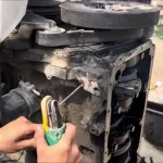 ببینید؛ مراحل دیدنی تعمیر لاستیک و موتور یک لودر در کارگاهی در پاکستان