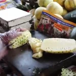 ببینید؛ غذای خیابانی در هند؛ برش ماهرانه طالبی، هندوانه و آناناس در بمبئی