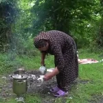 ببینید؛ غذای روستایی در آذربایجان؛ پخت نان محلی و خوراک مرغ و سیب زمینی
