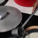 ببینید؛ غذای خیابانی در مالزی؛ پخت پلو مرغ محلی در دیگ سفالی در کوالالامپور