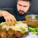 ببینید؛ غذا خوردن با صدا؛ خوردن 2 کیلو چلو مرغ کاری توسط بلاگر پاکستانی