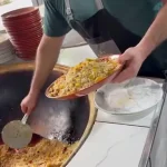 ببینید؛ غذای خیابانی در ازبکستان؛ پخت سمرقند پلو با گوشت شتر مرغ در تاشکند