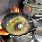 ببینید؛ غذای خیابانی در ژاپن؛ پخت یک غذای محبوب با برنج، گوشت و تخم مرغ در یوکوهاما