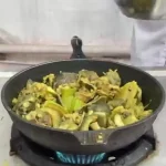 ببینید؛ غذای خیابانی در چین؛ پخت غذا و کباب با لاک پشت لاک نرم آب شیرین