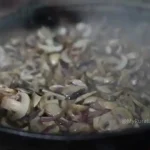 ببینید؛ غذای روستایی در ایران؛ برداشت قارچ جنگلی و تهیه املت