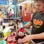 ببینید؛ غذای خیابانی در کره؛ برش ماهرانه هندوانه، آناناس، دوریان و تهیه آبمیوه در سئول