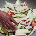 ببینید؛ غذای روستایی در افغانستان؛ پخت یک گوشت محلی و نان تازه در طبیعت