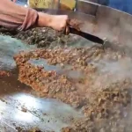 ببینید؛ غذای خیابانی در پاکستان؛ جگر بره سرخ شده با ادویه؛ غذای محبوب مردم کراچی
