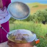 ببینید؛ غذای روستایی در مراکش؛ پخت چلو خورشت آلو و سالاد در روستایی زیبا
