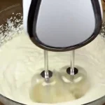 ببینید؛ به همین سادگی با 250 میلی لیتر شیر در خانه بستنی کیم درست کنید!