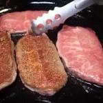 ببینید؛ غذای خیابانی در کره؛ مهارت یک سرآشپز در برش گوشت گاو و تهیه انواع غذا با آن