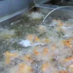 ببینید؛ غذای خیابانی در کره؛ پخت صدها کیلو مرغ سوخاری محبوب در سئول