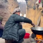 ببینید؛ غذای روستایی در افغانستان؛ پخت کابلی پلو توسط زوج مسن