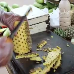 ببینید، نگاهی به سرعت و مهارت فروشنده هندی در برش زدن میوه؛ از انبه و هندوانه تا طالبی