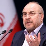 عکس؛ سفر در زمان؛ «قالیباف در حال رصد منطقه دشمن در جبهه»؛ دهه 60