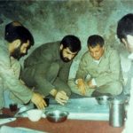 عکس؛ سفر در زمان؛ «محسن رضایی و مهدی باکری» در حال بررسی نقشه عملیات؛ دهه 60