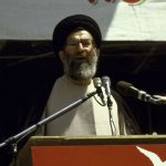 عکس؛ سفر در زمان؛ «رهبر انقلاب با لباس نظامی در حال صحبت کردن برای رزمنده ها در جبهه»؛ سال 60