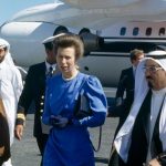 عکس؛ سفر در زمان؛ «شاهدخت آن، دختر ملکه الیزابت در حال شترسواری در قطر»؛ سال 1365