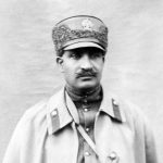 عکس؛ سفر در زمان؛ «رضاخان» با لباس رسمی در کنار خودروی رولزرویس؛ سال 1299