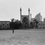 عکس؛ سفر به تاریخ؛ رژۀ سربازان عهد قاجار در میدان نقش جهان اصفهان؛ 130 سال قبل