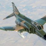 عکس؛ سفر در تاریخ؛ «جنگنده F-4 در حال سوخت گیری هوایی در کنار دماوند»؛ سال 56