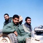 عکس؛ سفر در زمان؛ «سردار سلیمانی در حال میوه خوردن با 3 همرزم اش در جبهه»؛ دهه 60 عکس؛ سفر در زمان؛ «سردار سلیمانی در حال میوه خوردن با 3 همرزم اش در جبهه»؛ دهه 60