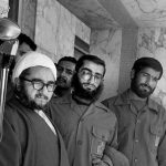 عکس؛ سفر در زمان؛ محمدصادق خلخالی در حاشیه یکی از دیدارها با امام؛ سال 59
