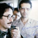 عکس؛ سفر در تاریخ؛ «لحظه پناه گرفتن بنی صدر پشت خاکریز در جبهه»؛ سال 59